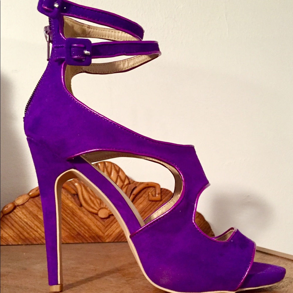Dressy vegan suede heels with tiny pink piping.